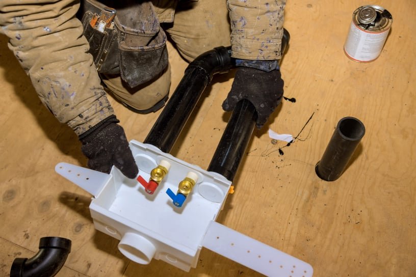 Mantenimiento adaptado a cada cliente, ajustando tubos de agua